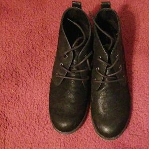 Black boots only worn twice .Swede like texture